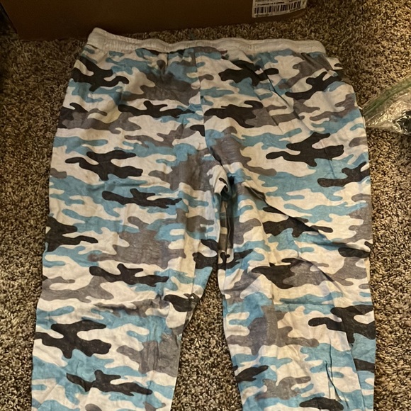 I am selling men's camouflaged joggers - Picture 2 of 2